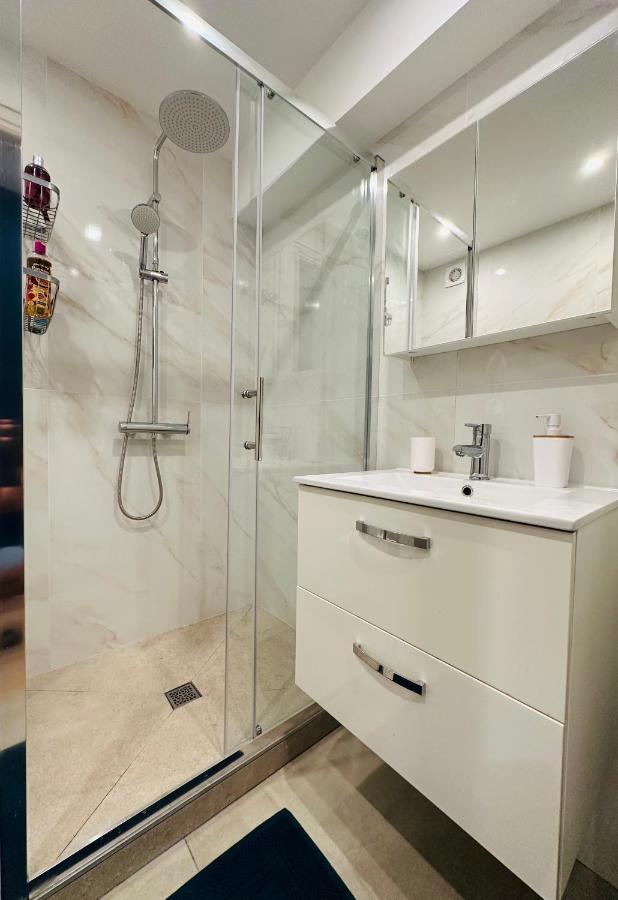 The Nice - 3 Rooms, 3Air Cond, 3Tv, 3Fans, 2 Wc, Wifi Everywhere 5Min Aeroport, Train, Beach, 1Min Tram, 15 Min Centre, Port, Parking Possible Dış mekan fotoğraf